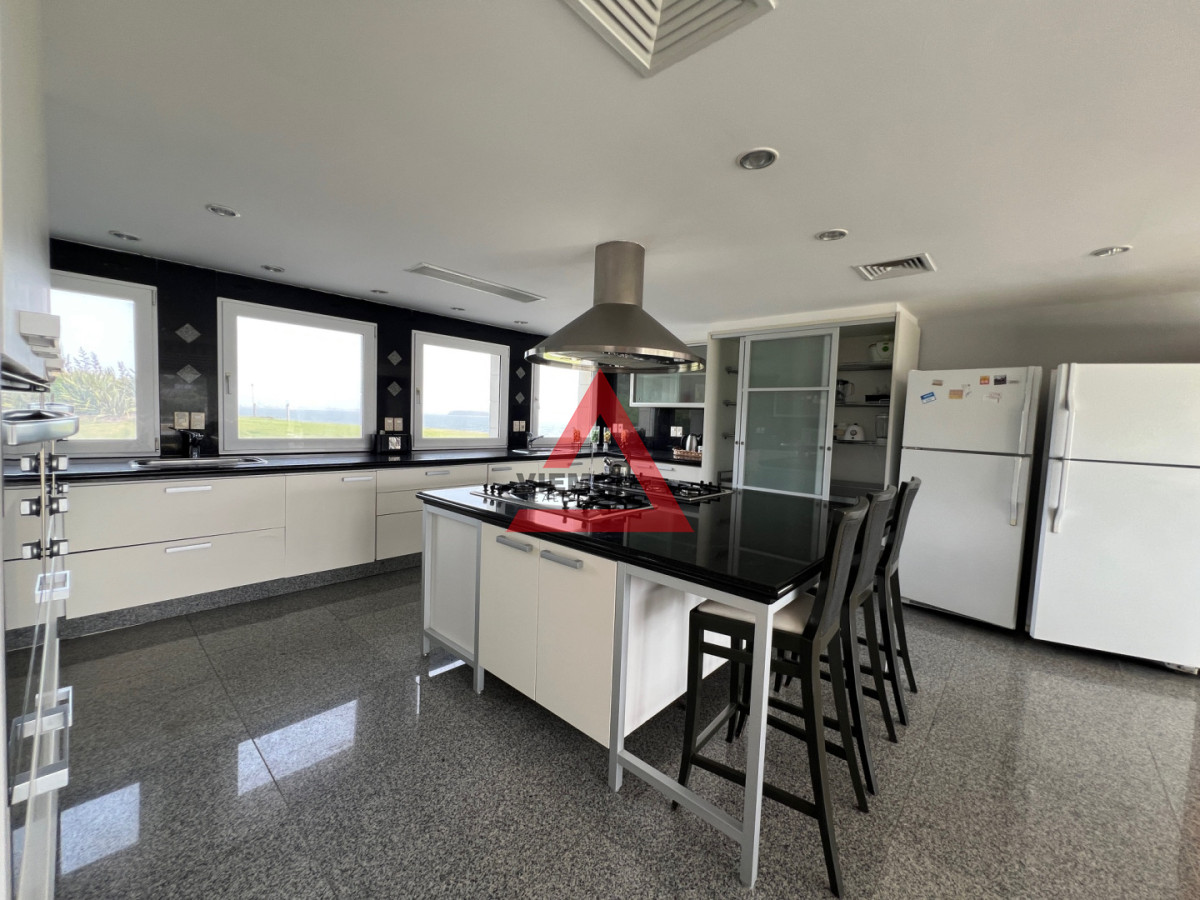 Casa ID.225 - Casa 6 dormitorios  Frente al mar Playa Mansa Punta del Este 