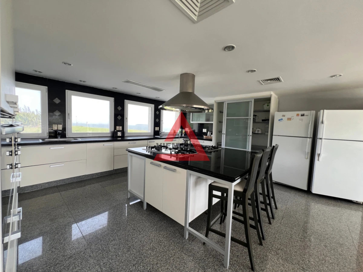 Casa ID.225 - Casa 6 dormitorios  Frente al mar Playa Mansa Punta del Este 