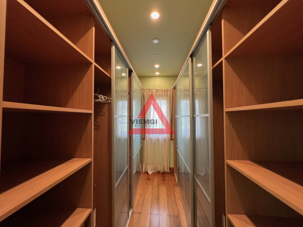 Casa ID.225 - Casa 6 dormitorios  Frente al mar Playa Mansa Punta del Este 