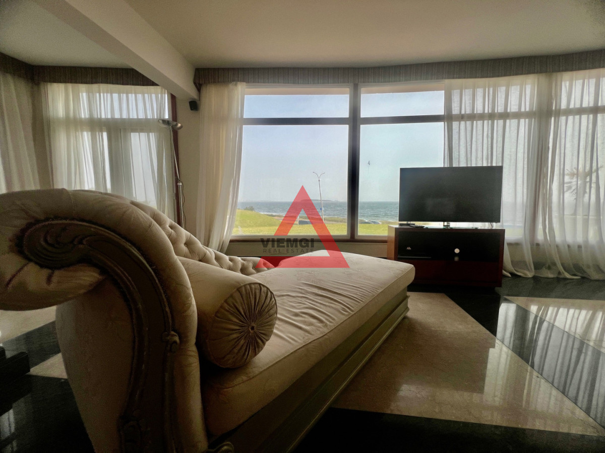 Casa ID.225 - Casa 6 dormitorios  Frente al mar Playa Mansa Punta del Este 