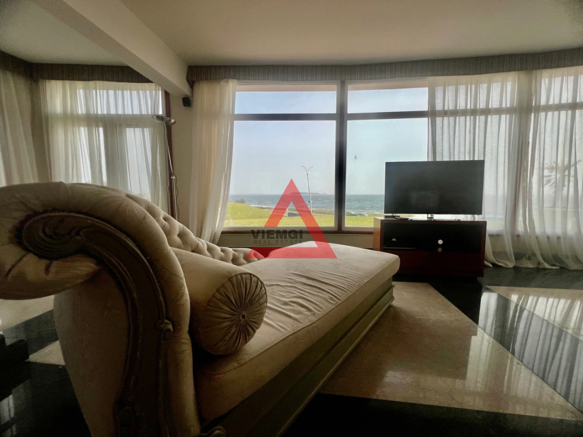 Casa ID.225 - Casa 6 dormitorios  Frente al mar Playa Mansa Punta del Este 