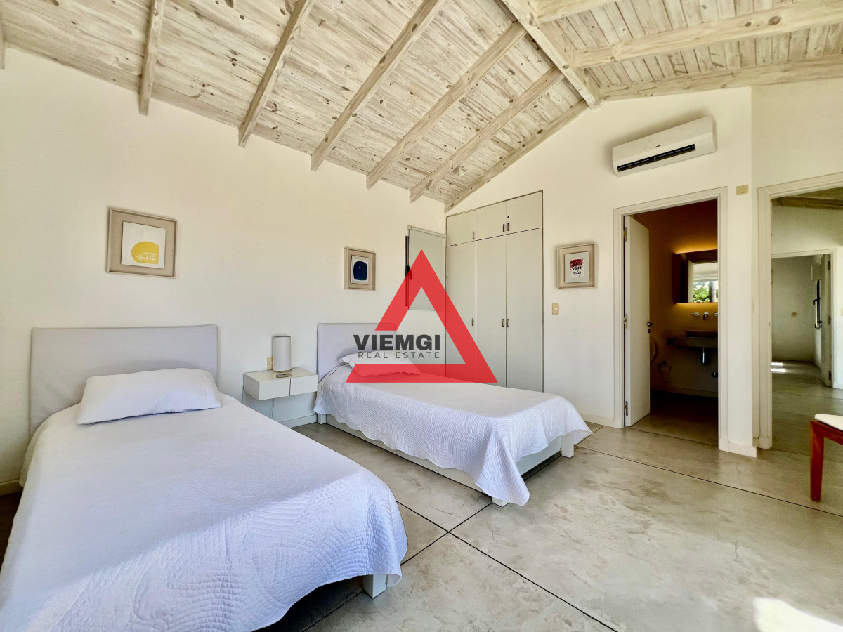 Casa ID.34 - Casa 4 Dormitorios en Barrio privado Laguna Blanca - Punta del Este