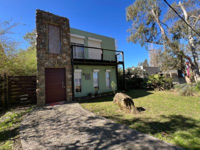 Casa 3 Dormitorios (1 en suite), 3 Baños, Pileta con Parrillero en Balneario Bs As 