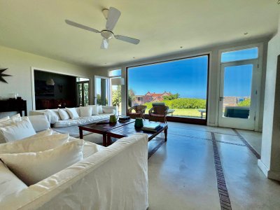 Casa 4 Dormitorios en Barrio Privado Laguna Blanca  Punta del Este