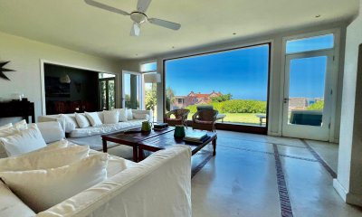 Casa 4 Dormitorios en Barrio Privado Laguna Blanca ? Punta del Este