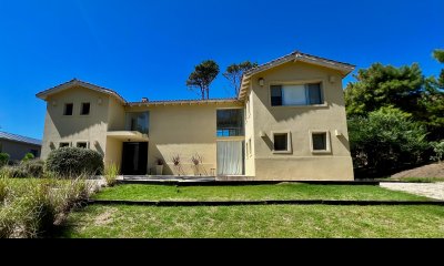 Casa 4 Dormitorios en Barrio privado Laguna Blanca - Punta del Este