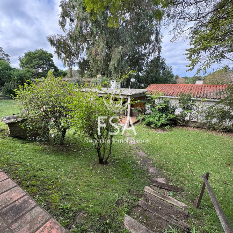 Casa ID.267 - Venta Cabaña 2 Dormitorios, Cochera para 2 autos, Parrillero Playa Hermosa Maldonado G