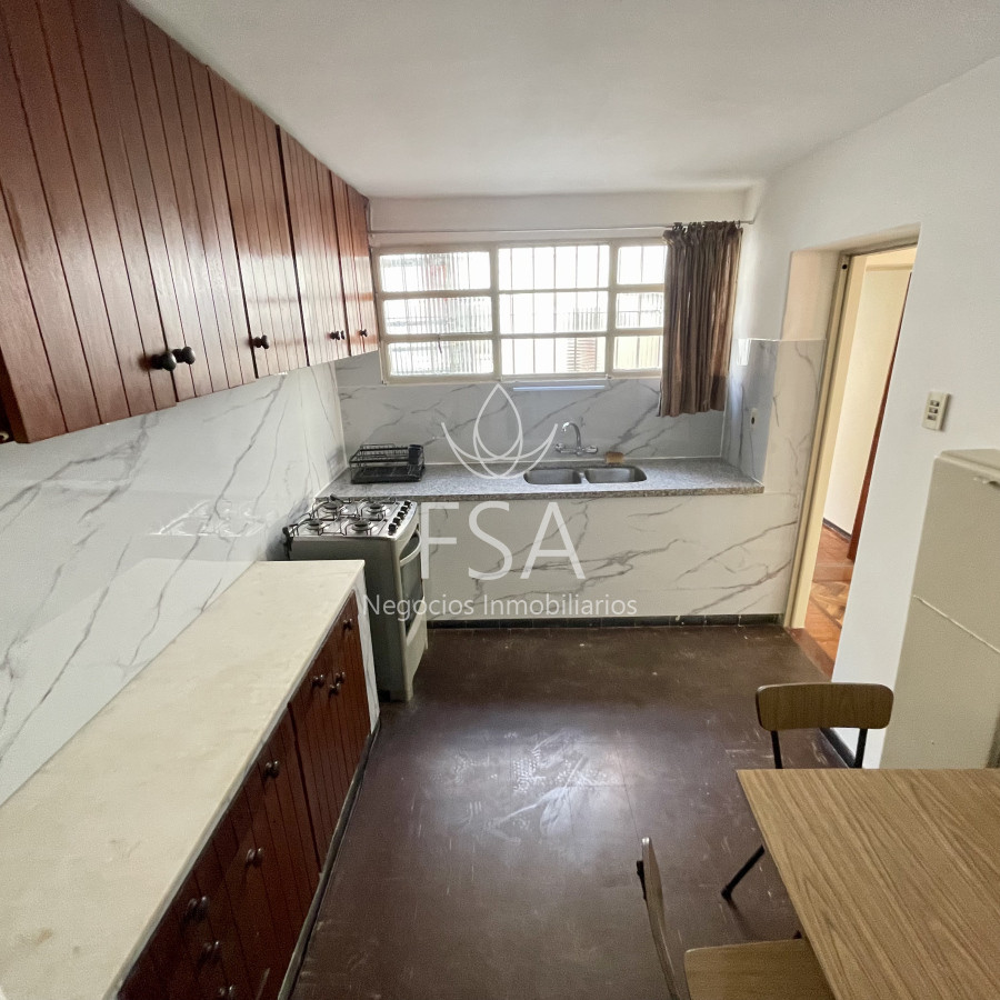 Casa ID.234 - Alquiler Casa de Altos 2 Dormitorios Patio Parrillero Centro Montevideo St