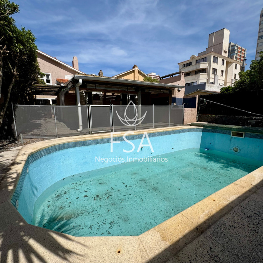 Casa ID.390 - Venta Casa 4 Dormitorios Barbacoa Piscina Península Punta del Este Maldonado G 