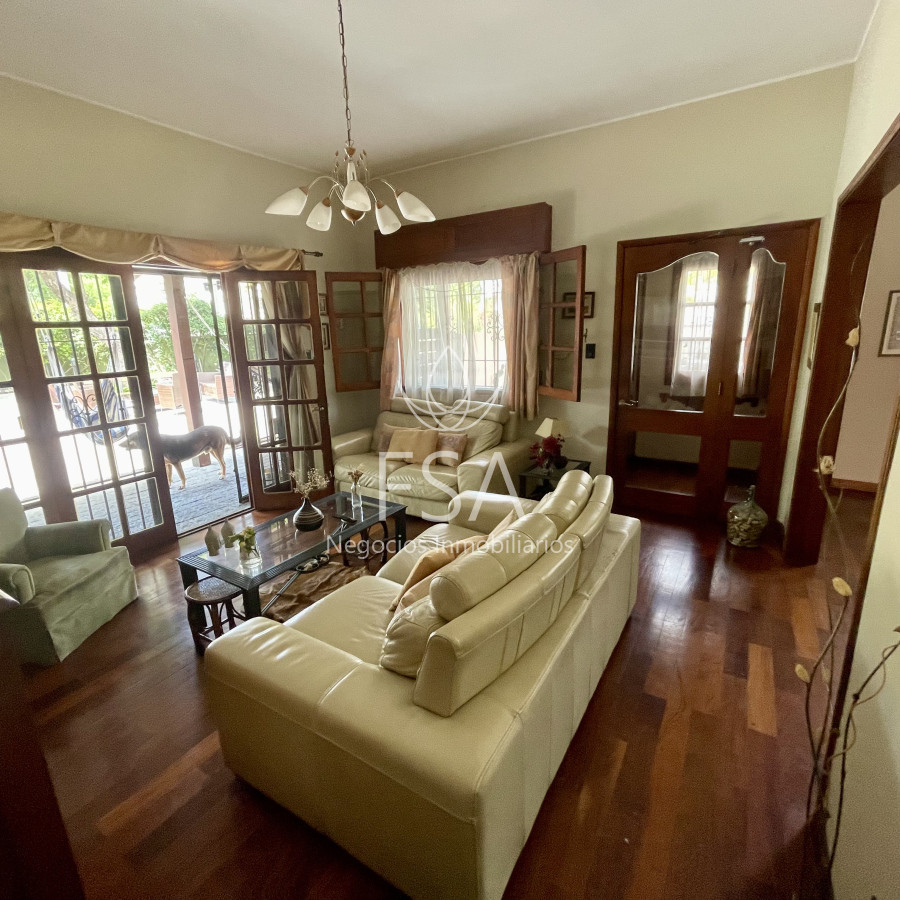 Casa ID.165 - Venta Casa 4 Dormitorios 3 Baños Piscina Parrillero Garaje Parque Batlle Montevideo St