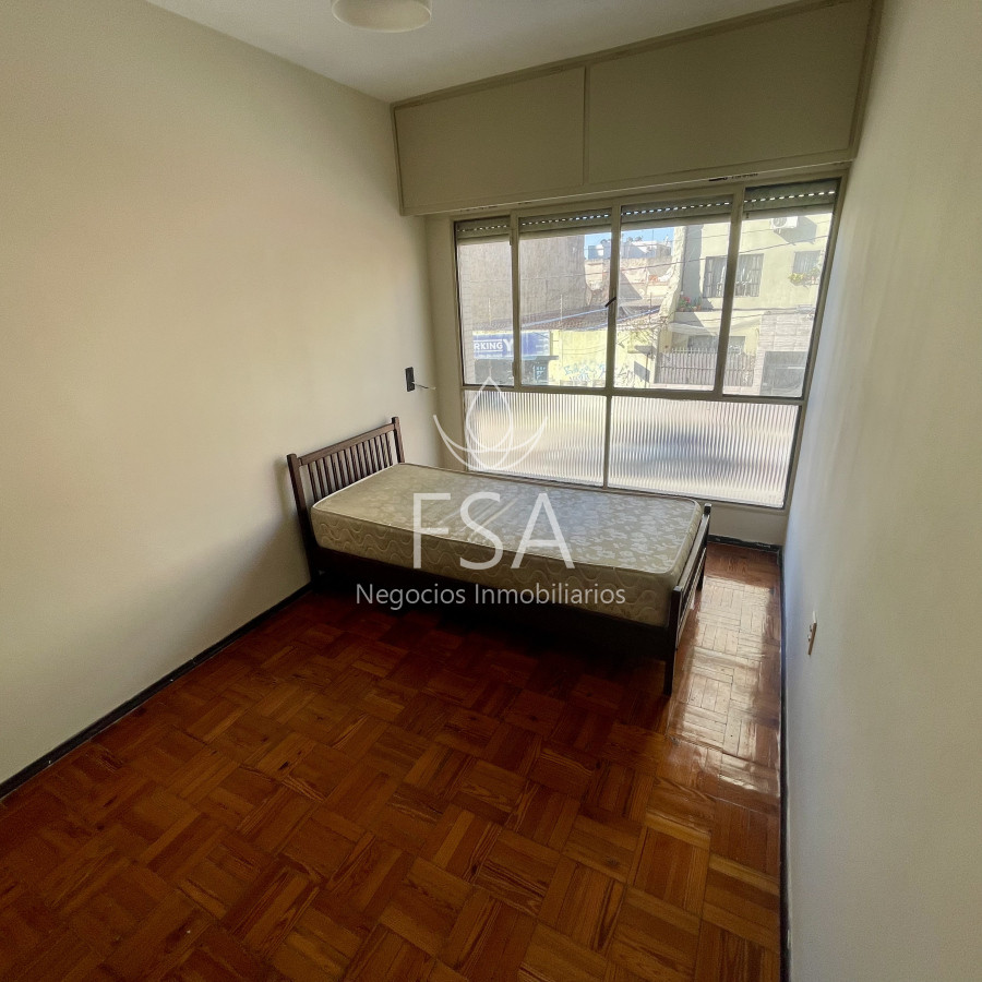 Casa ID.234 - Alquiler Casa de Altos 2 Dormitorios Patio Parrillero Centro Montevideo St