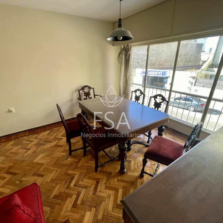 Casa ID.234 - Alquiler Casa de Altos 2 Dormitorios Patio Parrillero Centro Montevideo St