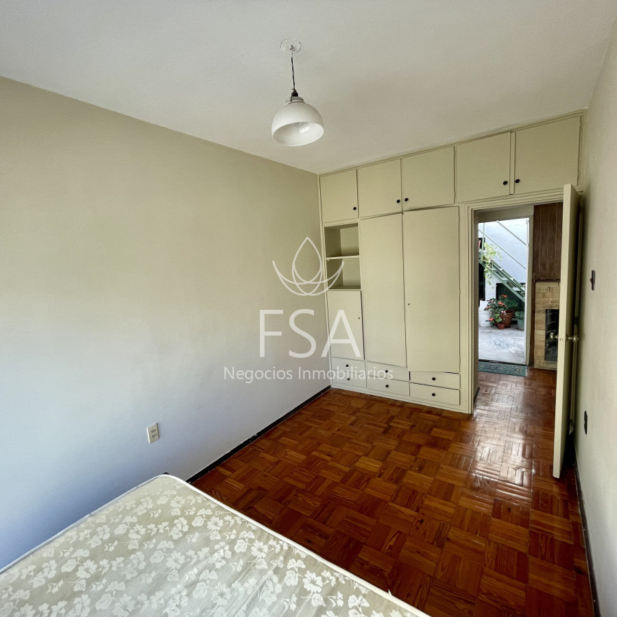 Casa ID.234 - Alquiler Casa de Altos 2 Dormitorios Patio Parrillero Centro Montevideo St