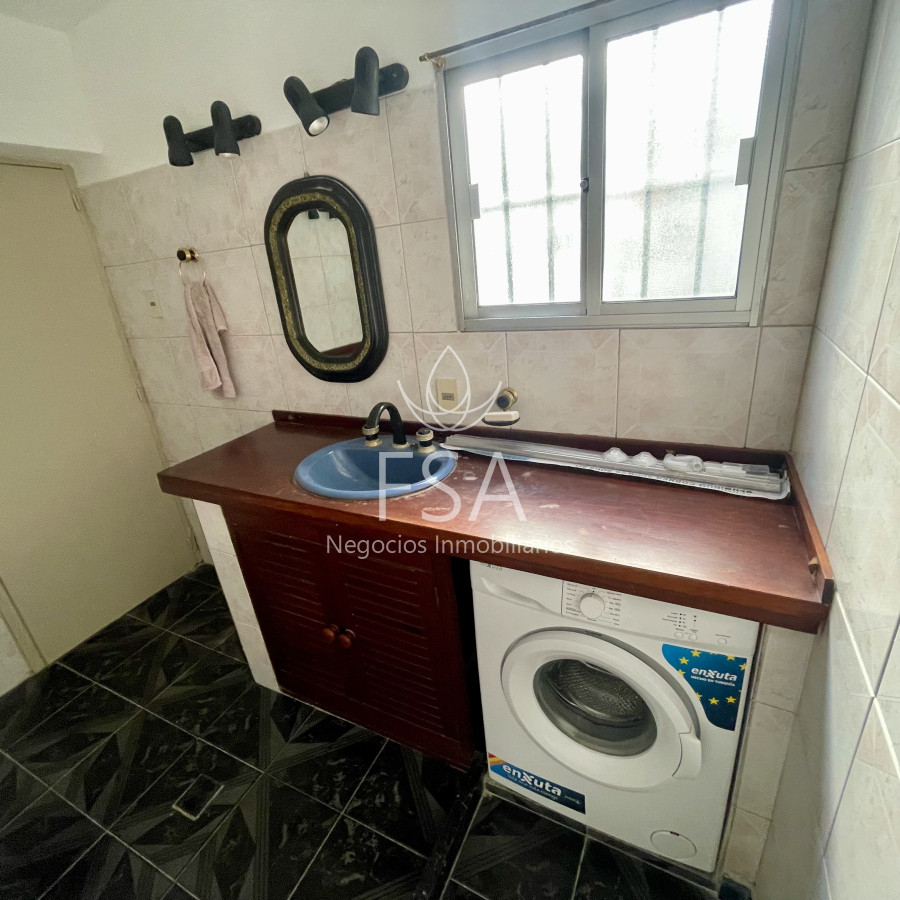 Casa ID.234 - Alquiler Casa de Altos 2 Dormitorios Patio Parrillero Centro Montevideo St