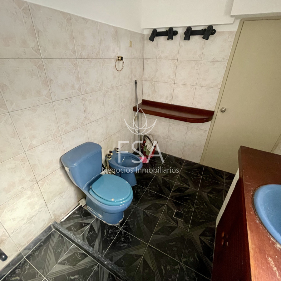 Casa ID.234 - Alquiler Casa de Altos 2 Dormitorios Patio Parrillero Centro Montevideo St