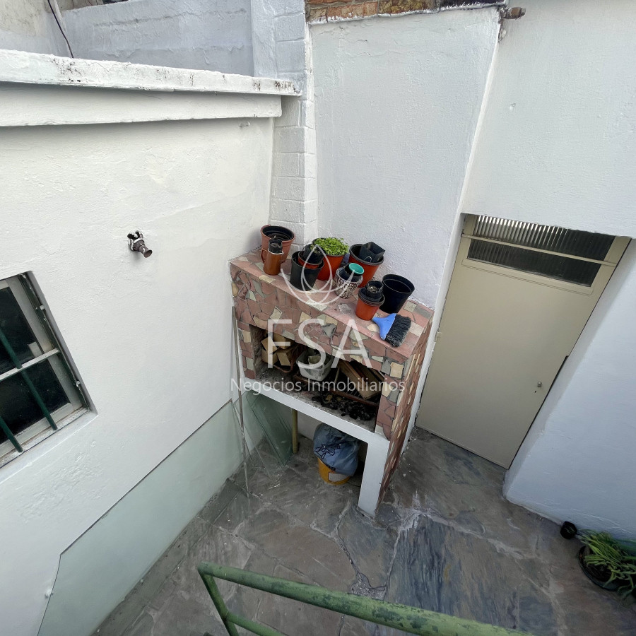 Casa ID.234 - Alquiler Casa de Altos 2 Dormitorios Patio Parrillero Centro Montevideo St
