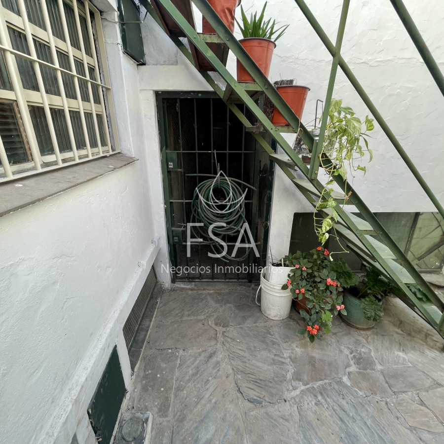 Casa ID.234 - Alquiler Casa de Altos 2 Dormitorios Patio Parrillero Centro Montevideo St