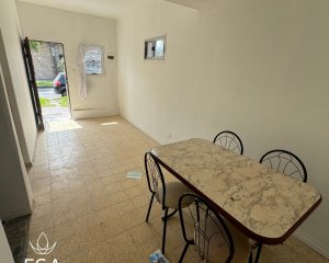 Venta Casa en PH 2 Dormitorios Al Frente Unión Montevideo E