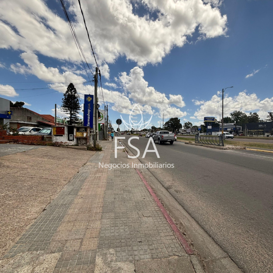 Local Comercial ID.421 - Alquiler Local Comercial Al lado de Tienda Inglesa Lagomar F