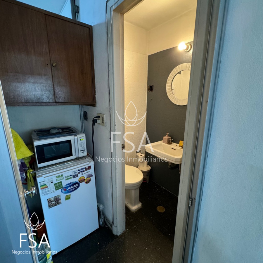 Oficina ID.62 - Venta Amplia Oficina Al Frente Baño Privado Kitchenette Calefacción Excelente Ubicación Cordón Montevideo G