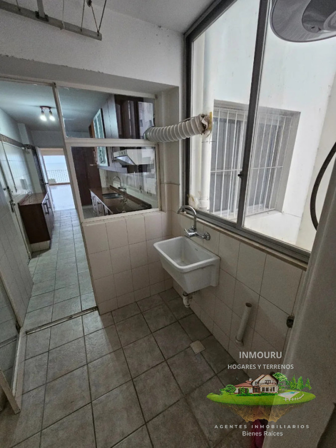 Apartamento ID.2331 - Alquiler de Imperdible Apartamento de 3 Dormitorios situado en la Rambla de Pocitos.