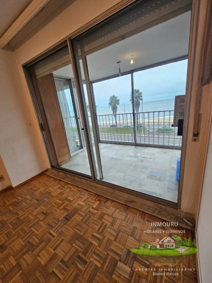 Apartamento ID.2331 - Alquiler de Imperdible Apartamento de 3 Dormitorios situado en la Rambla de Pocitos.