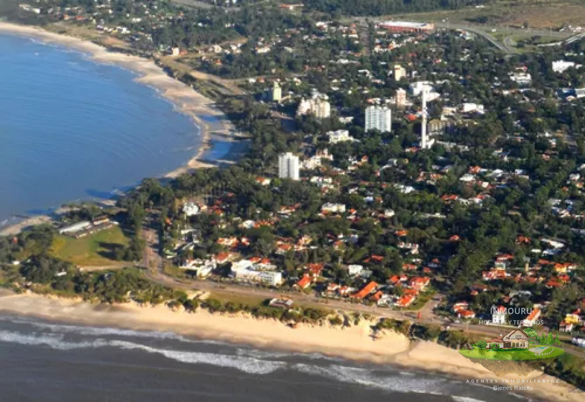 Apartamento ID.473 - Se vende casa a 20m de la playa, amoblada, con cochera, Atlántida