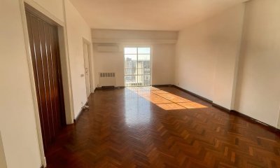 Venta de Apartamento  En Cordón, 4 Dorm Y Garage Sobre Avda. 18 De Julio