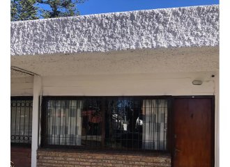 Se vende casa a 20m de la playa, amoblada, con cochera, Atlántida