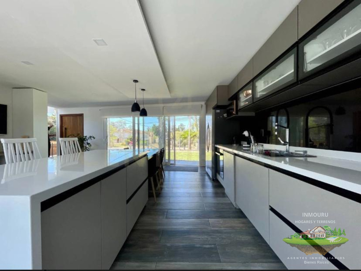 Casa ID.319 - VENTA DE PROPIEDAD 2 CASAS EN 1 CON PISCINA Y VISTA AL MAR ,EN ATLANTIDA SUR - RAMBLA , UBICADA A 50m DE LA PLAYA  