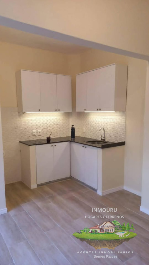 Casa ID.945 - Se vende casa al frente de 2 plantas con 2 dormitorios y garaje. 