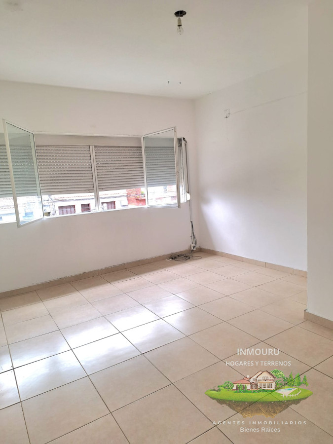 Casa ID.721 - Se vende local comercial y vivienda con garaje y 3 dormitorios, zona Mercado Modelo