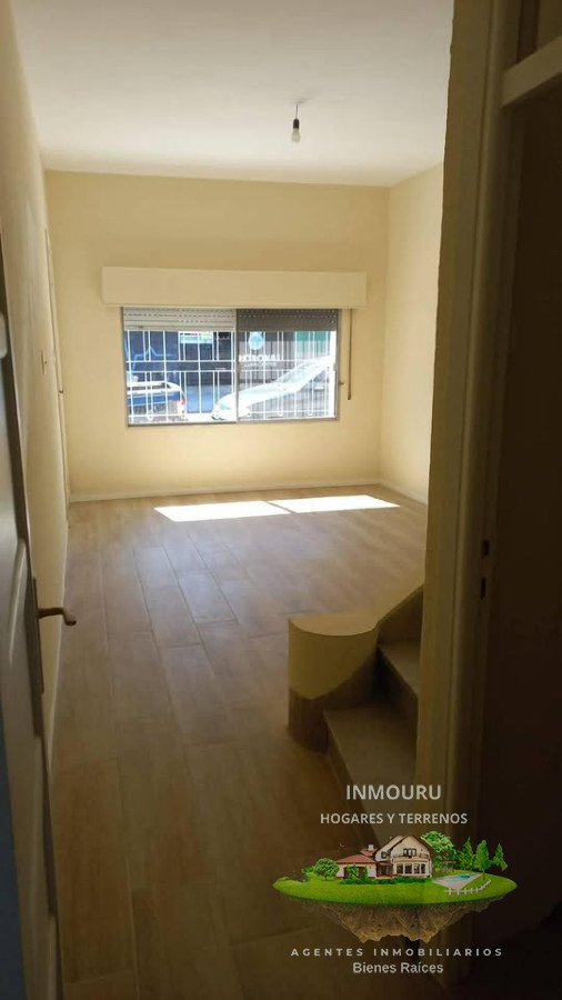 Casa ID.945 - Se vende casa al frente de 2 plantas con 2 dormitorios y garaje. 