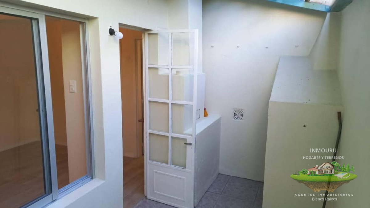 Casa ID.945 - Se vende casa al frente de 2 plantas con 2 dormitorios y garaje. 