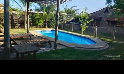 En venta casa de piedras con pisina En Playa Grande, Piriápolis