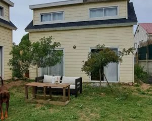 Venta de complejo con 2 casas de 2 pisos totalmente equipadas y 1 casa adicional para casero o huéspedes