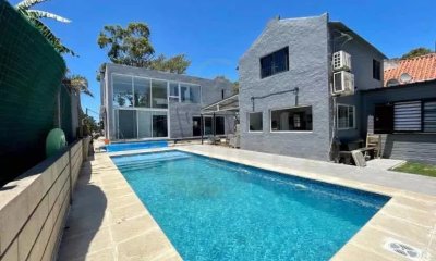 VENTA DE PROPIEDAD 2 CASAS EN 1 CON PISCINA Y VISTA AL MAR ,EN ATLANTIDA SUR - RAMBLA , UBICADA A 50m DE LA PLAYA