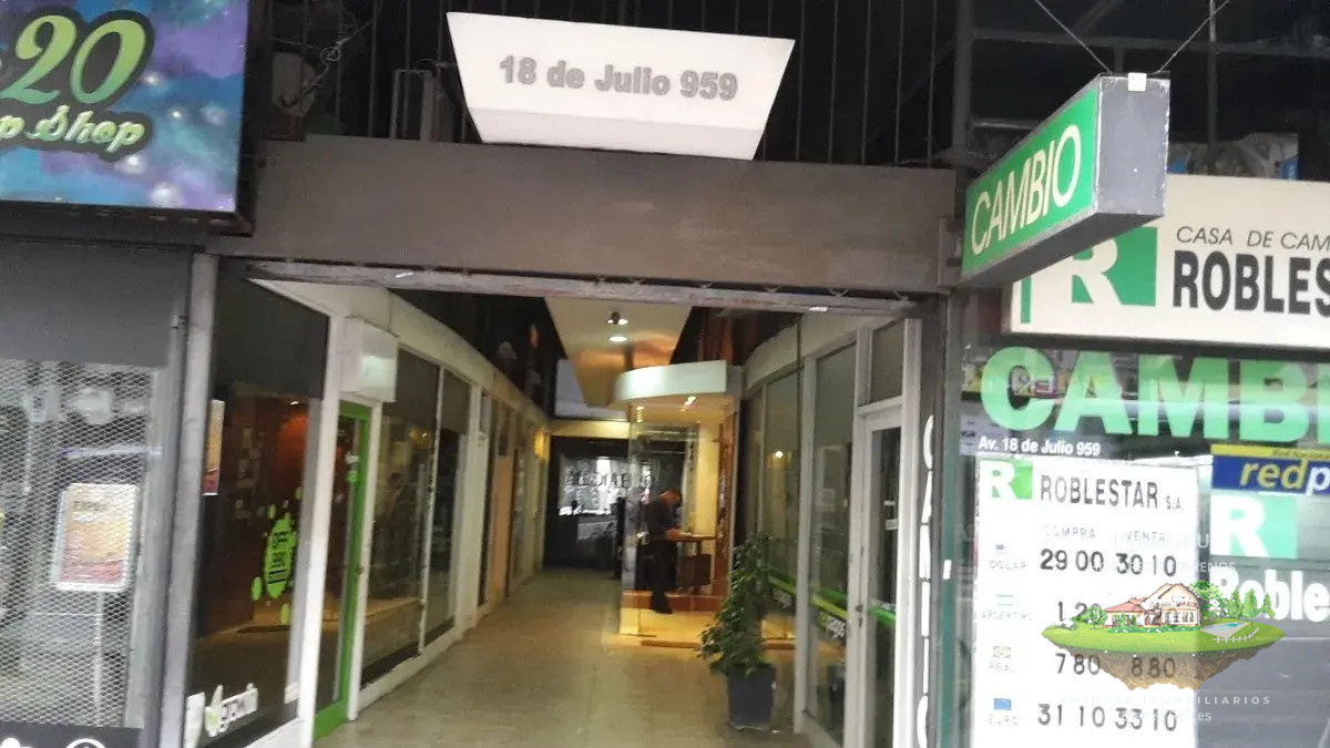 Local Comercial ID.2874 - Se Alquila Local Sobre 18 de Julio en Pleno Centro