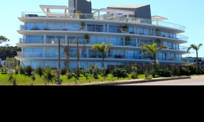 Edificio moderno con servicios y frente al mar
