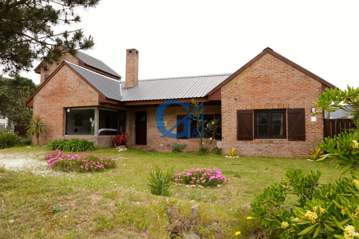 Casa ID.1964 - Montoya: Elegancia y Comodidad a Pasos del Ma