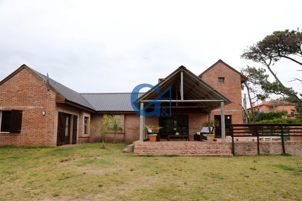 Casa ID.1964 - Montoya: Elegancia y Comodidad a Pasos del Ma