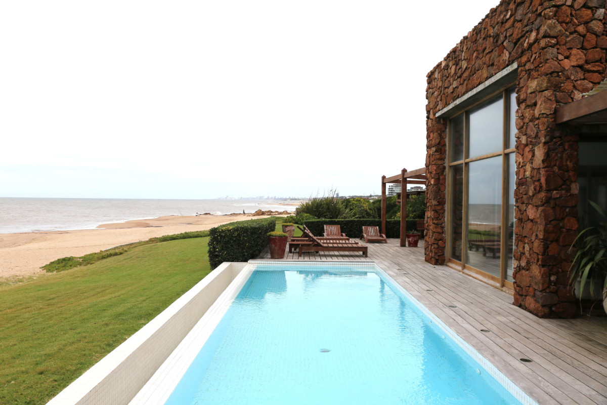Descubre la esencia de la vida costera en esta espectacular casa en Punta Piedras