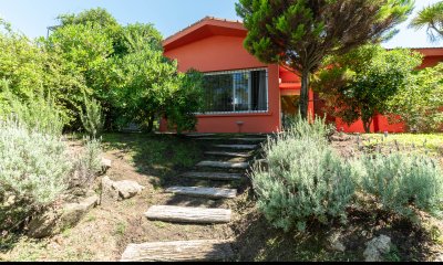 Venta de Casa con Vista al Mar y Apartamento Independiente en Pinares, Punta del Este