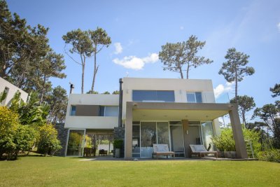 Venta casa 4 dormitorios. Rincón del indio, Punta del Este