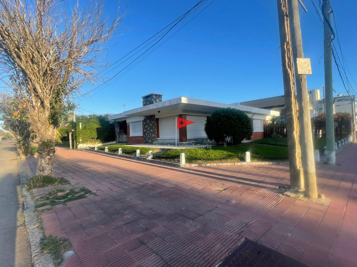 Casa ID.320 - EN VENTA casa de 4 dormitorios y 3 baños