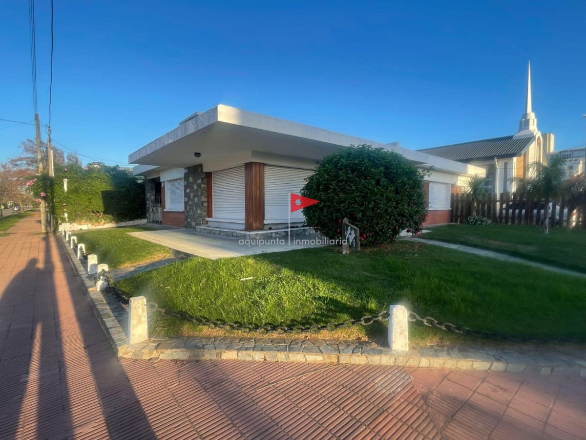 Casa ID.320 - EN VENTA casa de 4 dormitorios y 3 baños