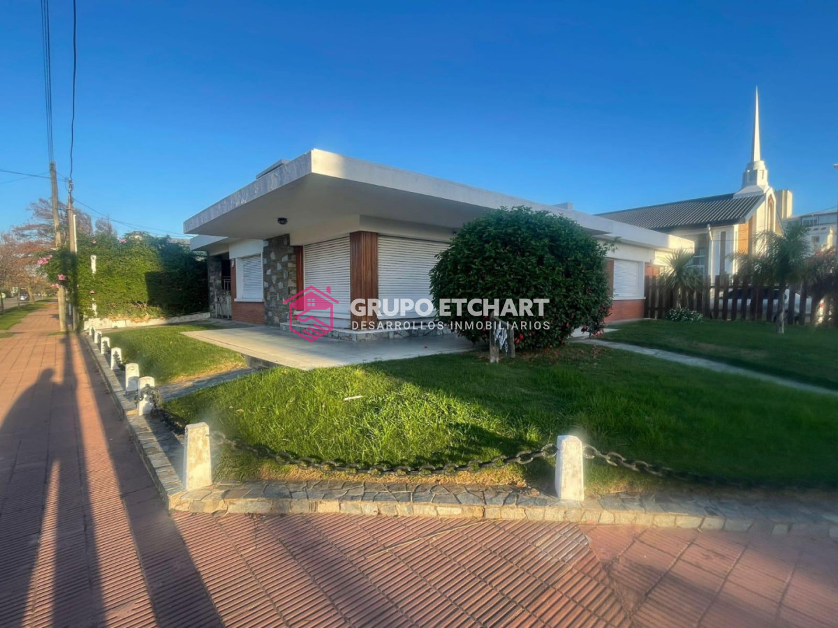 Casa ID.214 - EN VENTA casa de 4 dormitorios y 3 baños