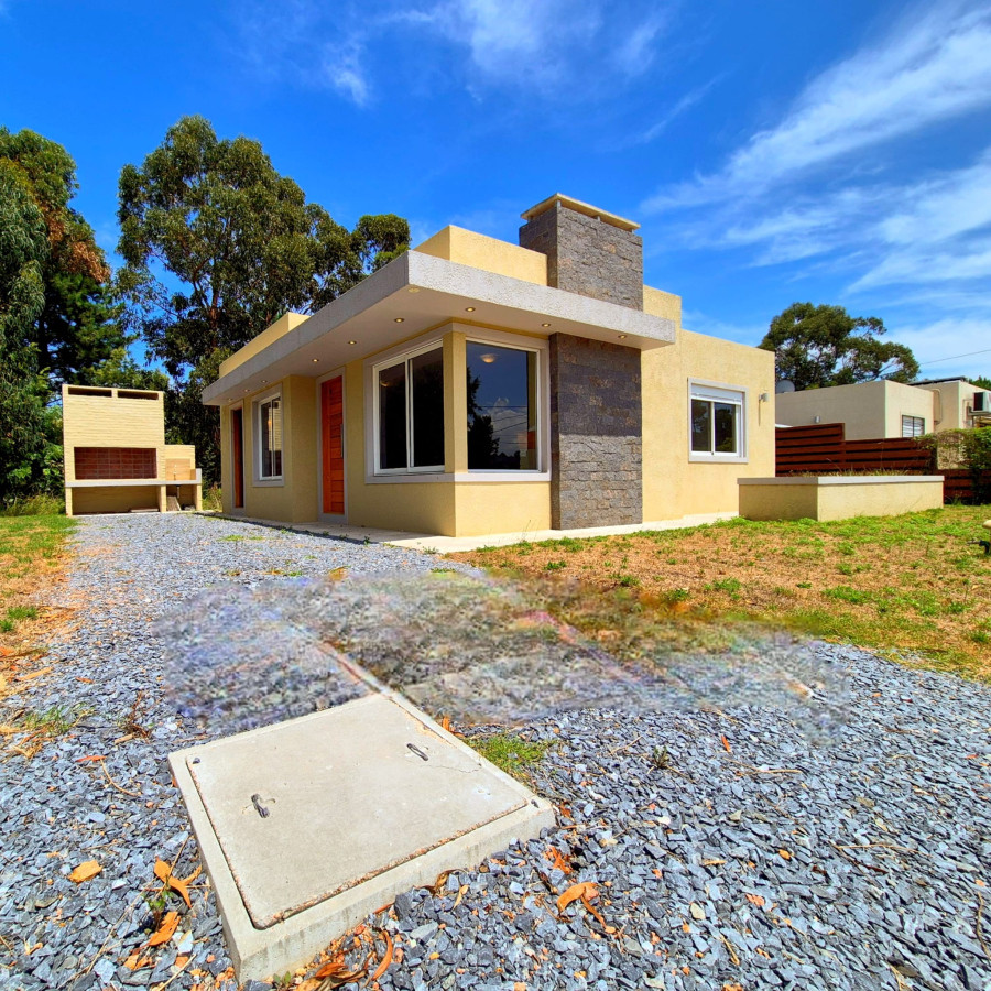 Casa en venta Piriápolis dos dormitorios y dos baños.