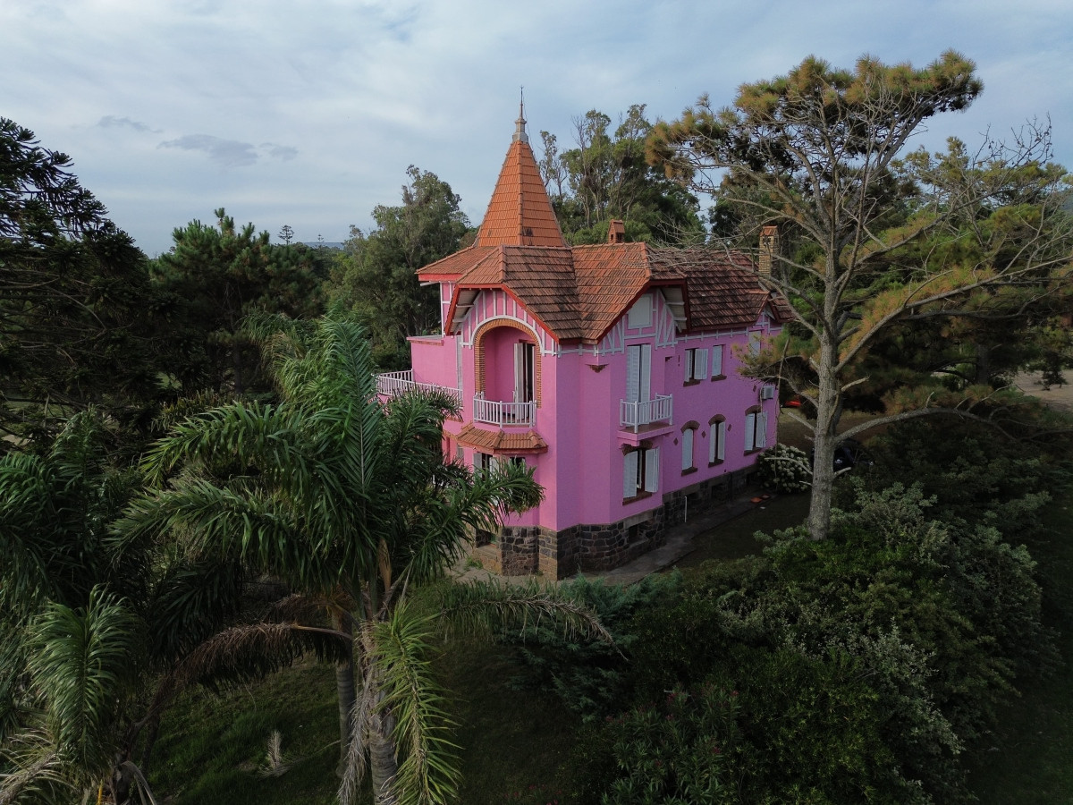 Edificio en venta Piriápolis con 5000mt2 de terreno.