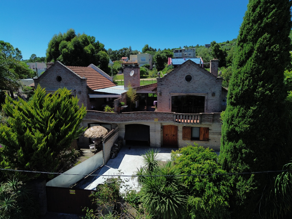 En venta dos casas gemelas en Piriápolis 6 dormitorios y 4 baños.